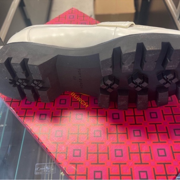 TORY BURCH WHITE CHUNKY LOSFEE W GOLD TONE LOGO! Size 10 - Picture 5 of 6